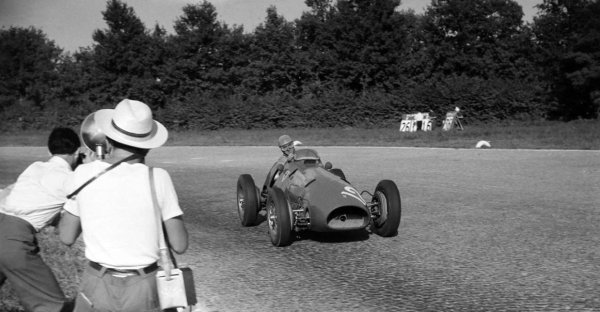 След като финансирането на Alfa изтича и компанията е принудена да се откаже от своята разработка 160 и да се отдалечи от F1, изведнъж се появява доста свободно пространство на върха на спорта. Тук идва Ferrari. Липсата на готови специални автомобили за Формула 1 означава, че сезон 1952 се провежда според правилата на Формула 2, а Ferrari е единственият производител, който произвежда специален автомобил за тази спецификация.
Това е Ferrari 500 и колата бързо става лидер. Освен че печели всяко състезание, в което участва, 500 взима и първи тайм-аут на Гран При на Швейцария с помощта на Пиеро Таруфи, преди Алберто Аскари да се завърне.
Аскари печели както шампионата през 1952 г., така и през 1953 г. с Ferrari 500, кола, която почти остава непобедена два поредни сезона, само за да отстъпи в последния кръг на сезон 1953 г. от Фанджо с неговото Maserati.
